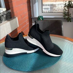 Stylish Black Slip-On Women's Sneakers